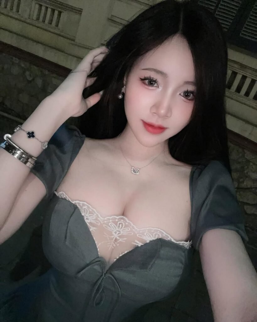 Hình Ảnh Gái Xinh Cảm Điện Thoại Khám Phá Đẹp Lôi Cuốn Với Vẻ Đẹp Quyến Rũ Tinh Tế
