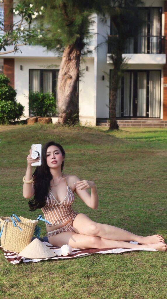 Gái Đẹp Đeo Mắt Kính Biểu Tượng Của Vẻ Đẹp Dịu Dàng Và Nữ Tính